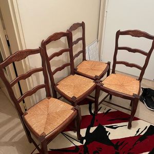 Donne 4 chaises