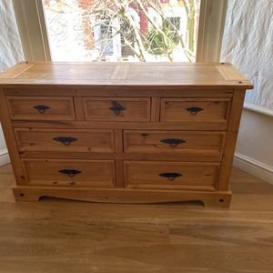 Oak chest of drawers. 