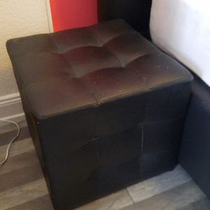 2 tables de nuit cube simili cuir