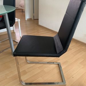 Table avec chaises 
