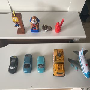 Lot de petites voitures et jouets