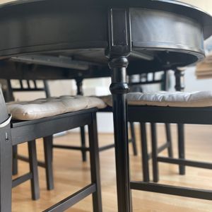 Table en bois noir et 4 chaises