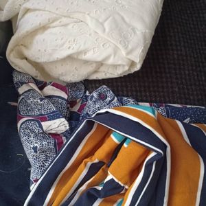Un sac de vêtements variés suite à un tri 