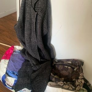 2 sacs vêtements et objets divers