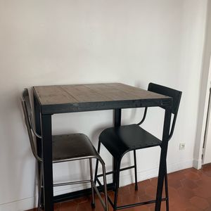 Table haute + les chaises à donner 