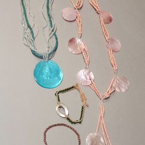 2 colliers Nacre et perles + 2 petits bracelets 