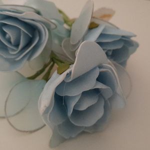 3 roses en tissus bleu