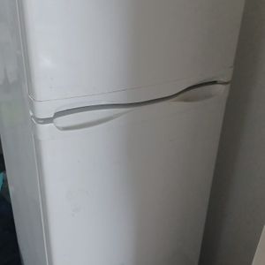 Donne réfrigérateur  petit congélateur  en haut