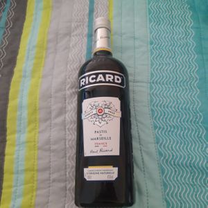 Une bouteille d'un litre de Ricard.Pastis de Marse