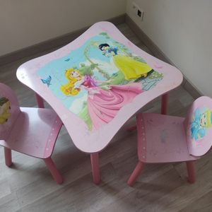 Petite table enfants avec chaises