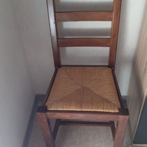 1 chaise en bois et assise en paille 