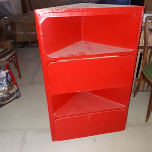 Meuble d'angle en carton rouge 