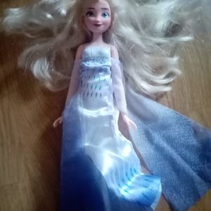 Elsa chante
