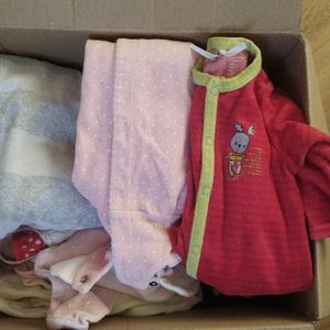 Carton avec vêtements de bébé fille (née en hiver)