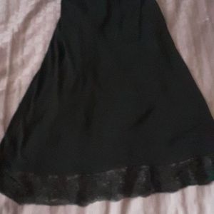 Robe noire avec dentelle bas de la robe