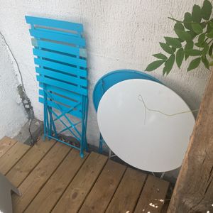 Chaise et table style bistrot
