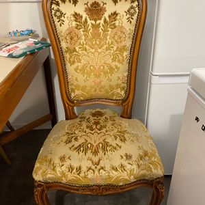 4 chaises ancienne en très bon état