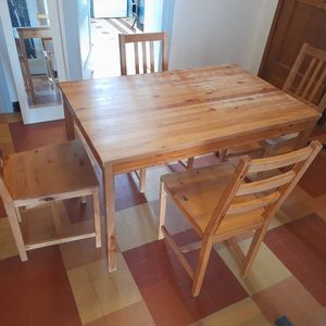 Table et 4 chaises en bois