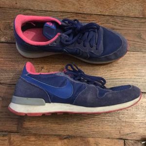 paire de Nike rose et bleue 