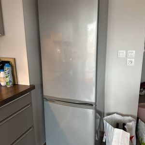 Réfrigérateur / congélateur dispo le 14 déc 
