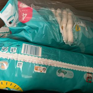 Couches Pampers, taille 3 et 4, paquets ouverts