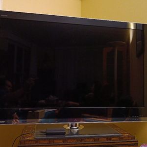 Télévision de marque Sharp, avec télécommande 