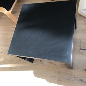 Donne petite table noire IKEA (chevet ou autre) 
