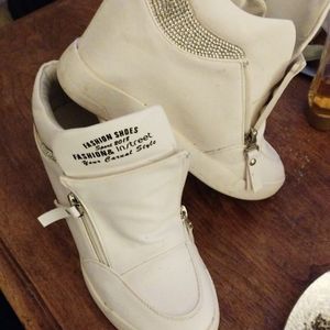 Chaussures blanches a talons compensés 