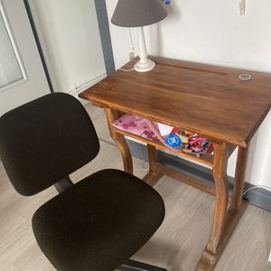 bureau ancien avec encrier et chaise de bureau 