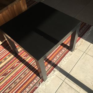 Petite table basse IKEA basique