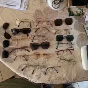 Différente paire de lunettes plus les boites 