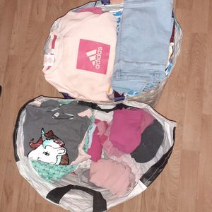 2 sacs de vêtements filles entre 4 et 6 ans