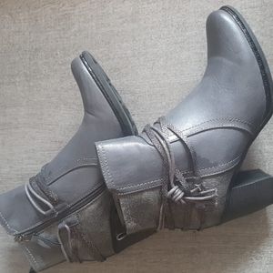 Boots couleur grise quasi neuve portée 1 fois T40