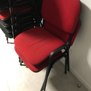 3 chaises rouges 