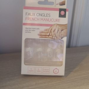 Faux ongles.