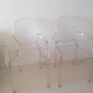 Chaises avec accoudoirs en polycarbonate 