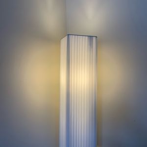 Haute lampe sur pied.