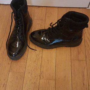 Boots à lacets vernies 