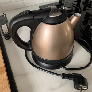 Petite bouilloire électrique