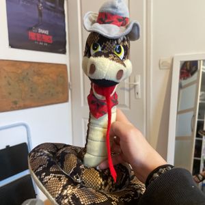 Peluche serpent cowboy chapeau