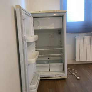 Réfrigérateur de taille moyenne 