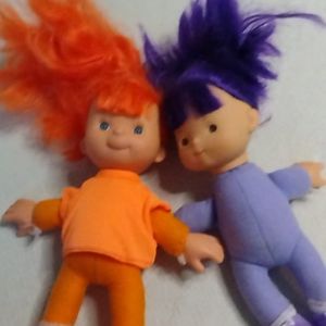 2 petites poupées 