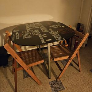 Table en verre et en fer et deux chaises