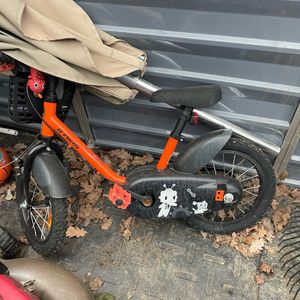 Donne vélo enfant