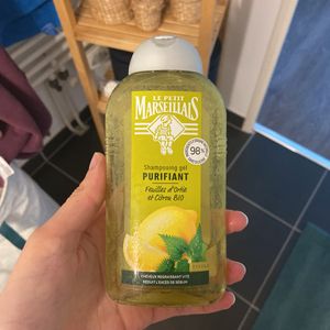 Donne fin de shampoing le petit Marseillais
