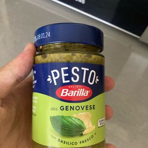 Pot de sauce pesto 