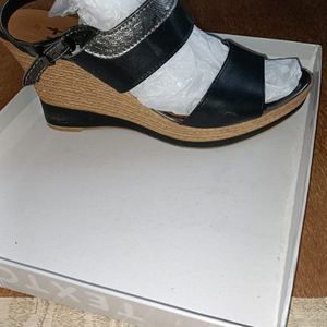 Escarpin talon compensé 
