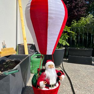 Père Noël dans montgolfière 