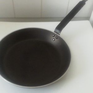Une grande poêle de 28 cm