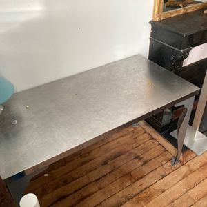 Urgent !! Table de bureau en metal